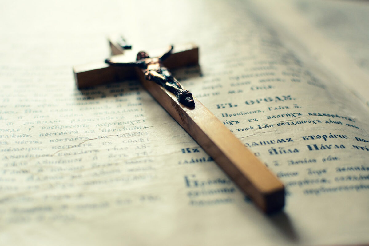 krzyż na pismie świętym